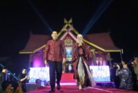 Bupati Merangin M Syukur mengenakan busana adat merah marun saat pembukaan Pekan Kebudayaan Daerah Kabupaten Merangin.( poto : halojambi.com )