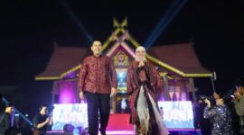 Bupati Merangin M Syukur mengenakan busana adat merah marun saat pembukaan Pekan Kebudayaan Daerah Kabupaten Merangin.( poto : halojambi.com )