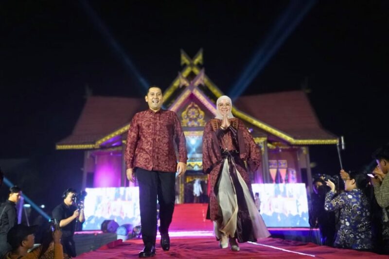 Bupati Merangin M Syukur mengenakan busana adat merah marun saat pembukaan Pekan Kebudayaan Daerah Kabupaten Merangin.( poto : halojambi.com )