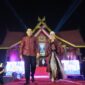 Bupati Merangin M Syukur mengenakan busana adat merah marun saat pembukaan Pekan Kebudayaan Daerah Kabupaten Merangin.( poto : halojambi.com )