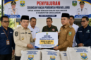 Gubernur Jambi Al Haris menyalurkan beras cadangan pangan milik Pemerintah Provinsi Jambi kepada warga yang terdampak banjir dan longsor di Kabupaten Sarolangun.( ilustrasi poto : chatGPT)