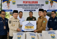Gubernur Jambi Al Haris menyalurkan beras cadangan pangan milik Pemerintah Provinsi Jambi kepada warga yang terdampak banjir dan longsor di Kabupaten Sarolangun.( ilustrasi poto : chatGPT)