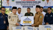 Gubernur Jambi Al Haris menyalurkan beras cadangan pangan milik Pemerintah Provinsi Jambi kepada warga yang terdampak banjir dan longsor di Kabupaten Sarolangun.( ilustrasi poto : chatGPT)