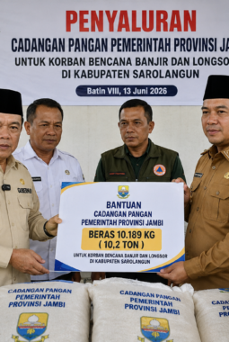 Gubernur Jambi Salurkan Beras Cadangan Pangan untuk Korban Banjir dan Longsor di Sarolangun
