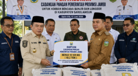 Gubernur Jambi Al Haris menyalurkan beras cadangan pangan milik Pemerintah Provinsi Jambi kepada warga yang terdampak banjir dan longsor di Kabupaten Sarolangun.( ilustrasi poto : chatGPT)