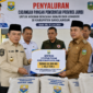 Gubernur Jambi Al Haris menyalurkan beras cadangan pangan milik Pemerintah Provinsi Jambi kepada warga yang terdampak banjir dan longsor di Kabupaten Sarolangun.( ilustrasi poto : chatGPT)