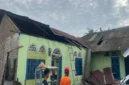 Kondisi rumah salah seorang warga setelah di terjang angin kencang( poto : ANTARA )