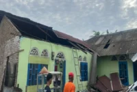 Kondisi rumah salah seorang warga setelah di terjang angin kencang( poto : ANTARA )