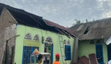 Kondisi rumah salah seorang warga setelah di terjang angin kencang( poto : ANTARA )