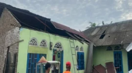 Kondisi rumah salah seorang warga setelah di terjang angin kencang( poto : ANTARA )