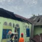 Kondisi rumah salah seorang warga setelah di terjang angin kencang( poto : ANTARA )