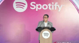 Menteri Ekonomi Kreatif, Teuku Riefky Harsya, memberi sambutan dalam gelaran Spotify Loud & Clear Indonesia di 25hours Hotel, Jakarta, Kamis (25/6/2026).( poto : ANTARA )