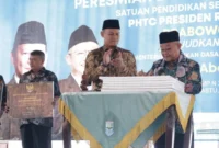Mendikdasmen Abdul Mu'ti (kanan) menandatangani prasasti 32 satuan pendidikan yang telah direvitalisasi.( poto : ANTARA )