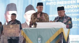 Mendikdasmen Abdul Mu'ti (kanan) menandatangani prasasti 32 satuan pendidikan yang telah direvitalisasi.( poto : ANTARA )