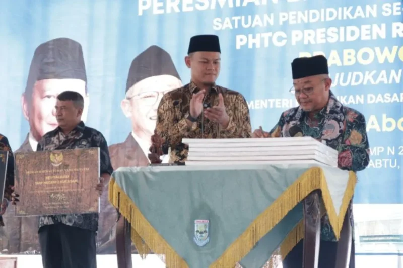 Mendikdasmen Abdul Mu'ti (kanan) menandatangani prasasti 32 satuan pendidikan yang telah direvitalisasi.( poto : ANTARA )
