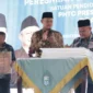Mendikdasmen Abdul Mu'ti (kanan) menandatangani prasasti 32 satuan pendidikan yang telah direvitalisasi.( poto : ANTARA )