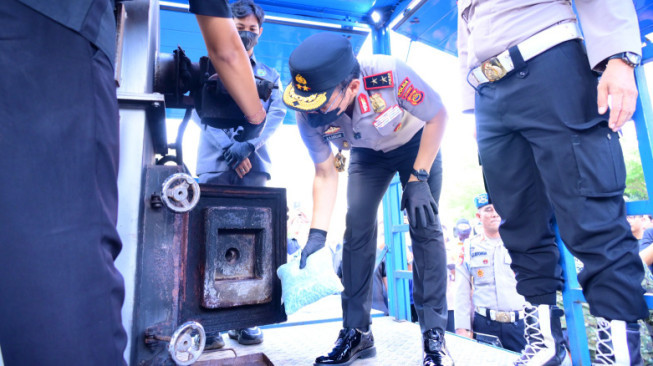 Aksi pemusnahan massal berbagai jenis barang bukti narkotika kelas satu menjadi tontonan utama di Lapangan Hitam Mapolda Jambi, Jumat.( poto : infojambi.com )