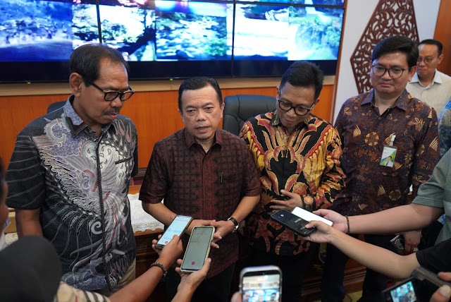 Gubernur Jambi Dr. H. Al Haris, S.Sos, MH menerima audensi Direktur Utama BPJS Ketenaga kerjaan Saiful Hidayat ( poto : bicarajambi.com ).