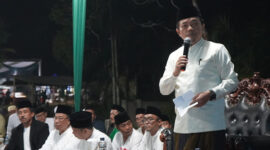Gubernur Jambi Dr. H. Al Haris, S.Sos, MH saat memberikan sambutan di Ponpes Thoriqul Jannah Al-Firdaus( poto : bicarajambi.com).