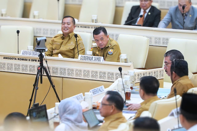 Gubernur Jambi Dr. H. Al Haris, S.Sos, MH( tengah ).poto : bicarajambi.com