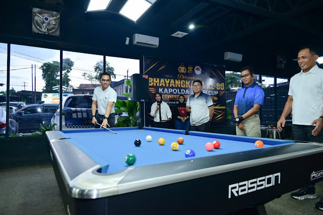 Kapolda Jambi Irjen Pol. Krisno H. Siregar membuka langsung turnamen yang berlangsung di RND Cafe & Billiard, Kota Jambi, Senin (15/6/2026).( poto : bicarajambi.com )