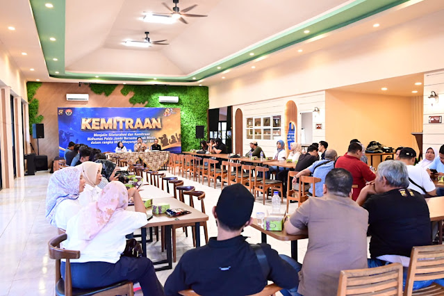 Kabid Humas Polda Jambi Kombes Pol. Erlan Munaji menyampaikan apresiasi kepada seluruh awak media.( poto : bicarajambi.com )