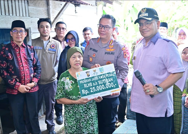 Wali Kota Jambi Dr. dr. H. Maulana, M.K.M.(kanan). ( poto : bicarajambi.com )