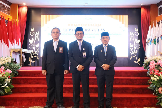 Gubernur Jambi Al Haris (kanan) mengukuhkan Zulherizal sebagai Kepala BPKP Jambi.( poto : bicarajambi.com )