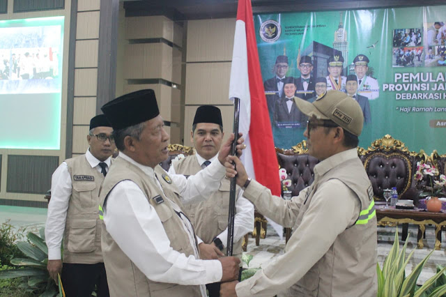 Wakil Gubernur(kiri) Jambi hadir langsung di Asrama Haji Kota Baru untuk menyambut kedatangan 443 jamaah haji Kloter BTH-21.