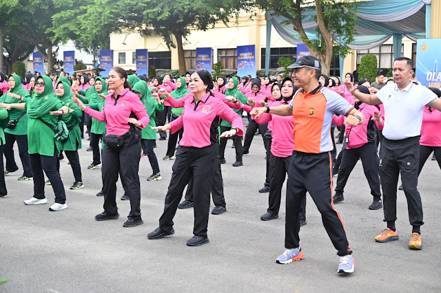 Polda Jambi menggelar olahraga bersama TNI, Polri, dan masyarakat untuk memperingati Hari Bhayangkara ke-80.( poto : bicarajambi.com )