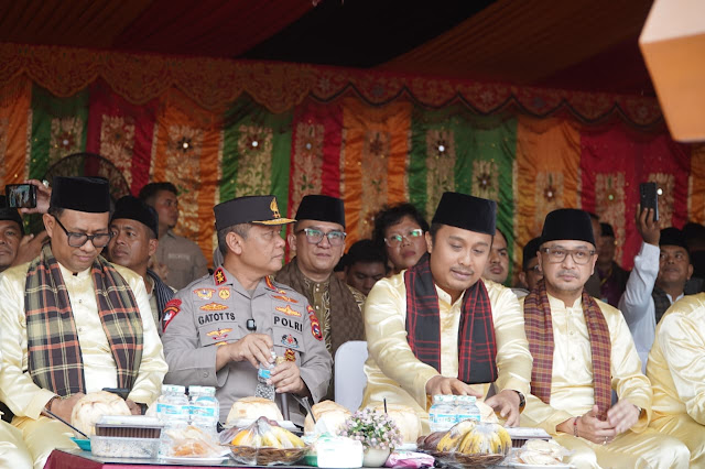 Al Haris yang diwakili Kadis Kominfo Provinsi Jambi, Drs. Ariansyah, M.E., menghadiri puncak pelaksanaan Pesona Budaya Hoyak Tabuik Piaman 2026.( poto : bicarajambi.com )