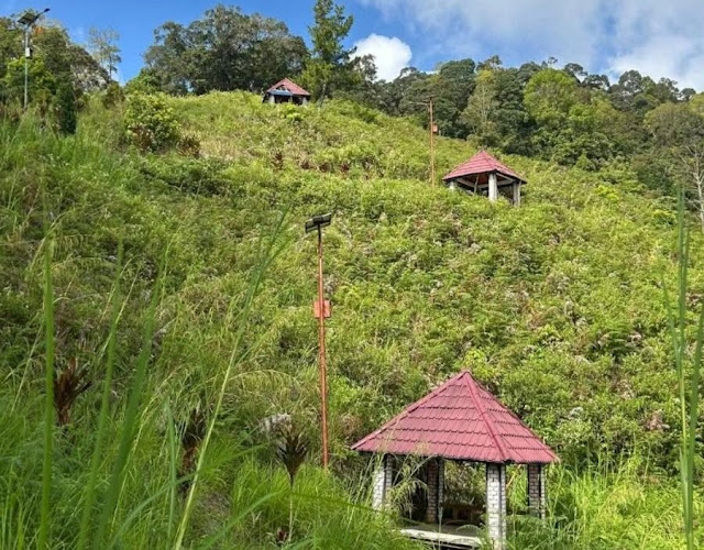 Tampak beberapa saung Bukit Khayangan tempat bersantai sudah di kelilingi semak belukar.( poto : istimewa )