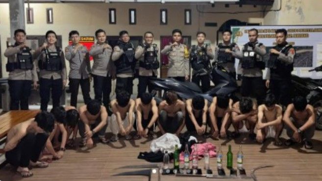 Patroli Tim Serigala Kota Polresta Jambi mengamankan 12 pemuda diduga akan melakukan aksi tawuran ( poto : jambiprima,com ).