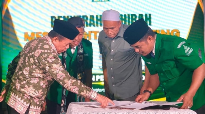 Gubernur Al haris dan Ketua PW GP Ansor Jambi, Habibi, ( poto : infojambi.com )