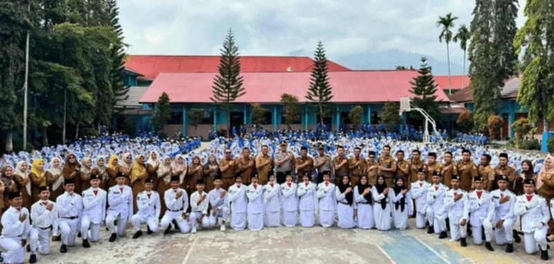 Siswa/i SMA 1 Kota Sungai Penuh dan tenaga Pendidik( poto : RRI )