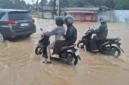 Banjir Simpang Empat Kenali merendam Kota Baru Jambi usai hujan deras sejak subuh, genangan lutut, lalu lintas tersendat dan warga terdampak.( poto : tribunjambi.com )