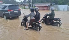 Banjir Simpang Empat Kenali merendam Kota Baru Jambi usai hujan deras sejak subuh, genangan lutut, lalu lintas tersendat dan warga terdampak.( poto : tribunjambi.com )