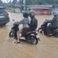 Banjir Simpang Empat Kenali merendam Kota Baru Jambi usai hujan deras sejak subuh, genangan lutut, lalu lintas tersendat dan warga terdampak.( poto : tribunjambi.com )