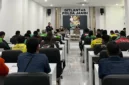 Kasubdit Kamsel Ditlantas Polda Jambi, AKBP Novrizal, menyampaikan materi mengenai keselamatan berlalu lintas.( poto : tribunjambi.com )