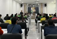 Kasubdit Kamsel Ditlantas Polda Jambi, AKBP Novrizal, menyampaikan materi mengenai keselamatan berlalu lintas.( poto : tribunjambi.com )