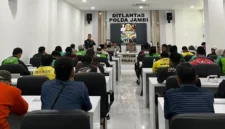 Kasubdit Kamsel Ditlantas Polda Jambi, AKBP Novrizal, menyampaikan materi mengenai keselamatan berlalu lintas.( poto : tribunjambi.com )