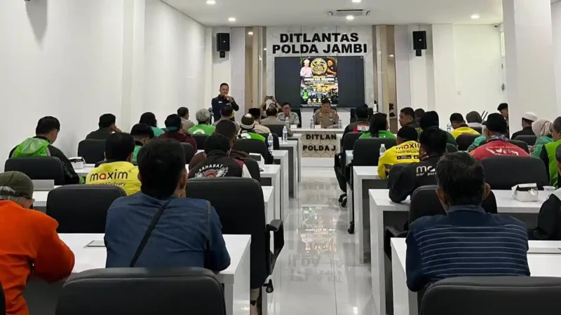 Kasubdit Kamsel Ditlantas Polda Jambi, AKBP Novrizal, menyampaikan materi mengenai keselamatan berlalu lintas.( poto : tribunjambi.com )