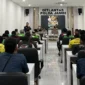 Kasubdit Kamsel Ditlantas Polda Jambi, AKBP Novrizal, menyampaikan materi mengenai keselamatan berlalu lintas.( poto : tribunjambi.com )
