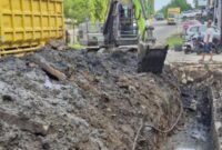 Proses penggalian dan pembersihan drainase untuk mengatasi genangan air di jalur tiga depan dealer Honda, Kelurahan Pematang Kandis, Kecamatan Bangko, Jumat (26/6/2026).( poto : jambiprima.com )