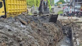 Proses penggalian dan pembersihan drainase untuk mengatasi genangan air di jalur tiga depan dealer Honda, Kelurahan Pematang Kandis, Kecamatan Bangko, Jumat (26/6/2026).( poto : jambiprima.com )