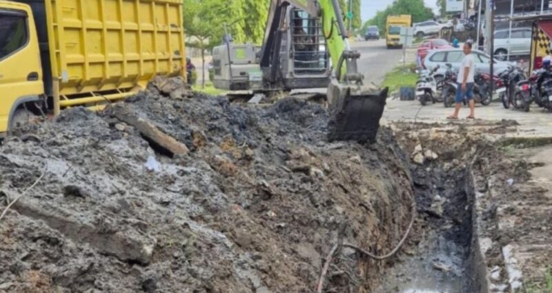 Proses penggalian dan pembersihan drainase untuk mengatasi genangan air di jalur tiga depan dealer Honda, Kelurahan Pematang Kandis, Kecamatan Bangko, Jumat (26/6/2026).( poto : jambiprima.com )