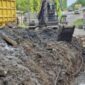 Proses penggalian dan pembersihan drainase untuk mengatasi genangan air di jalur tiga depan dealer Honda, Kelurahan Pematang Kandis, Kecamatan Bangko, Jumat (26/6/2026).( poto : jambiprima.com )