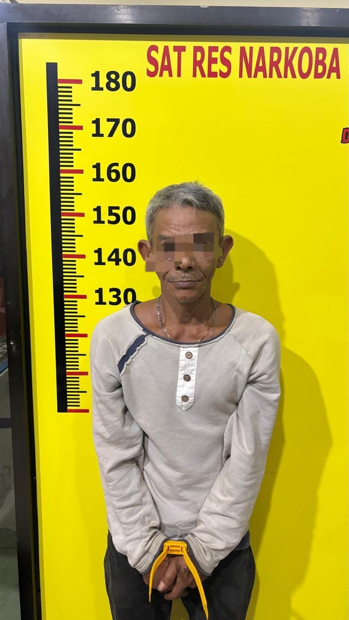 Polisi mengamankan Z (56), warga Kota Padang yang bekerja sebagai karyawan swasta.( poto : jambiekspres.co.id )