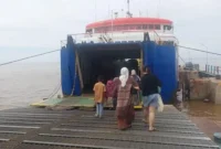 Penumpang masuk kapal di Pelabuhan RoRo Jambi. Harga tiket kapal Kuala Tungkal-Batam dan Kuala Tungkal-Dabo cukup stabil saat dolar AS menguat, Jumat (12/6/2026).( poto : tribunjambi.com )