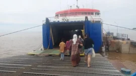 Penumpang masuk kapal di Pelabuhan RoRo Jambi. Harga tiket kapal Kuala Tungkal-Batam dan Kuala Tungkal-Dabo cukup stabil saat dolar AS menguat, Jumat (12/6/2026).( poto : tribunjambi.com )
